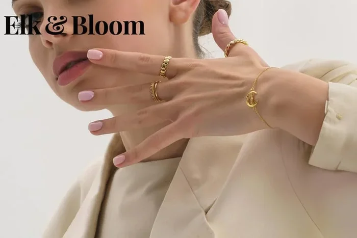 Elk & Bloom Dazzling 14k Gold Crescent Moon & Star Bracelet