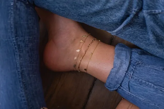 Elk & Bloom Elegant 14k Gold Leaf Anklet – Gift Box Option