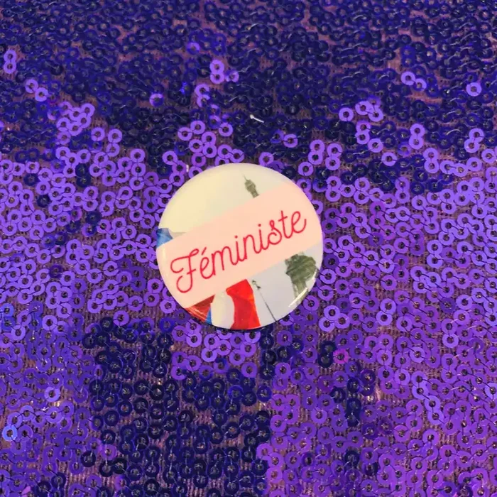 Féministe 1.25″ Pinback Button Feminist Pinback Badge with French Theme