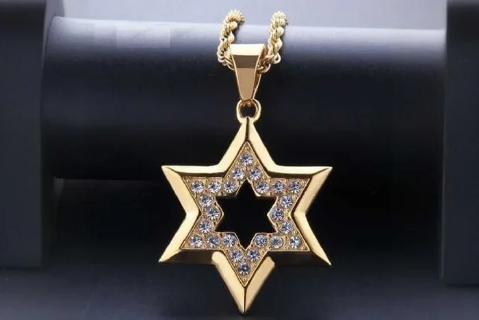 Golden Star Crystal Pendant – A Dazzling Statement Necklace