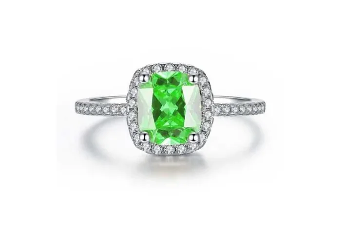 Luxurious Emerald Green Crystal Ring – Your Perfect Sparkling Companion!