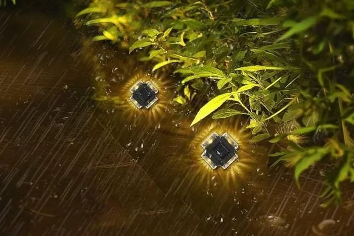 Solar LED Outdoor Wall Lamp – 4-LED, Weatherproof, Polycrystalline