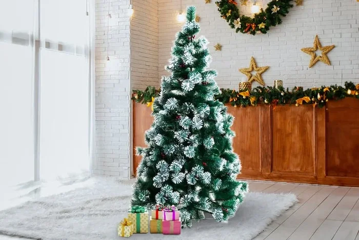 Vibrant Artificial Christmas Tree with Sturdy Metal Stand & Festive Berries